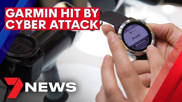 Una persona tiene in mano uno smartwatch Garmin che visualizza una schermata di allenamento. Il testo in grassetto recita "Garmin colpito da un attacco informatico", evidenziando la necessità di soluzioni assicurative per il rischio informatico. Il logo di 7 News appare nell'angolo in basso a sinistra.